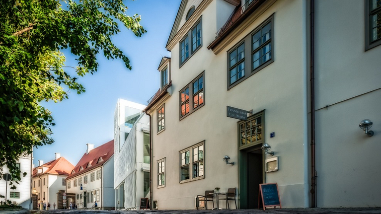 View of the former guesthouse »Zum Raubschiff« in the entrance area of the foundations