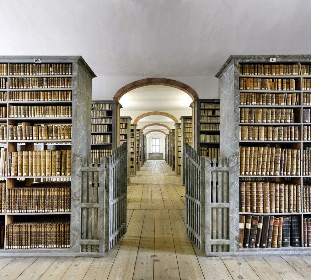 Wie die Kulissen in einem barocken Theater ragen die Bücherregale der Historischen Bibliothek in den Saal.