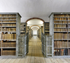 Wie die Kulissen in einem barocken Theater ragen die Bücherregale der Historischen Bibliothek in den Saal.